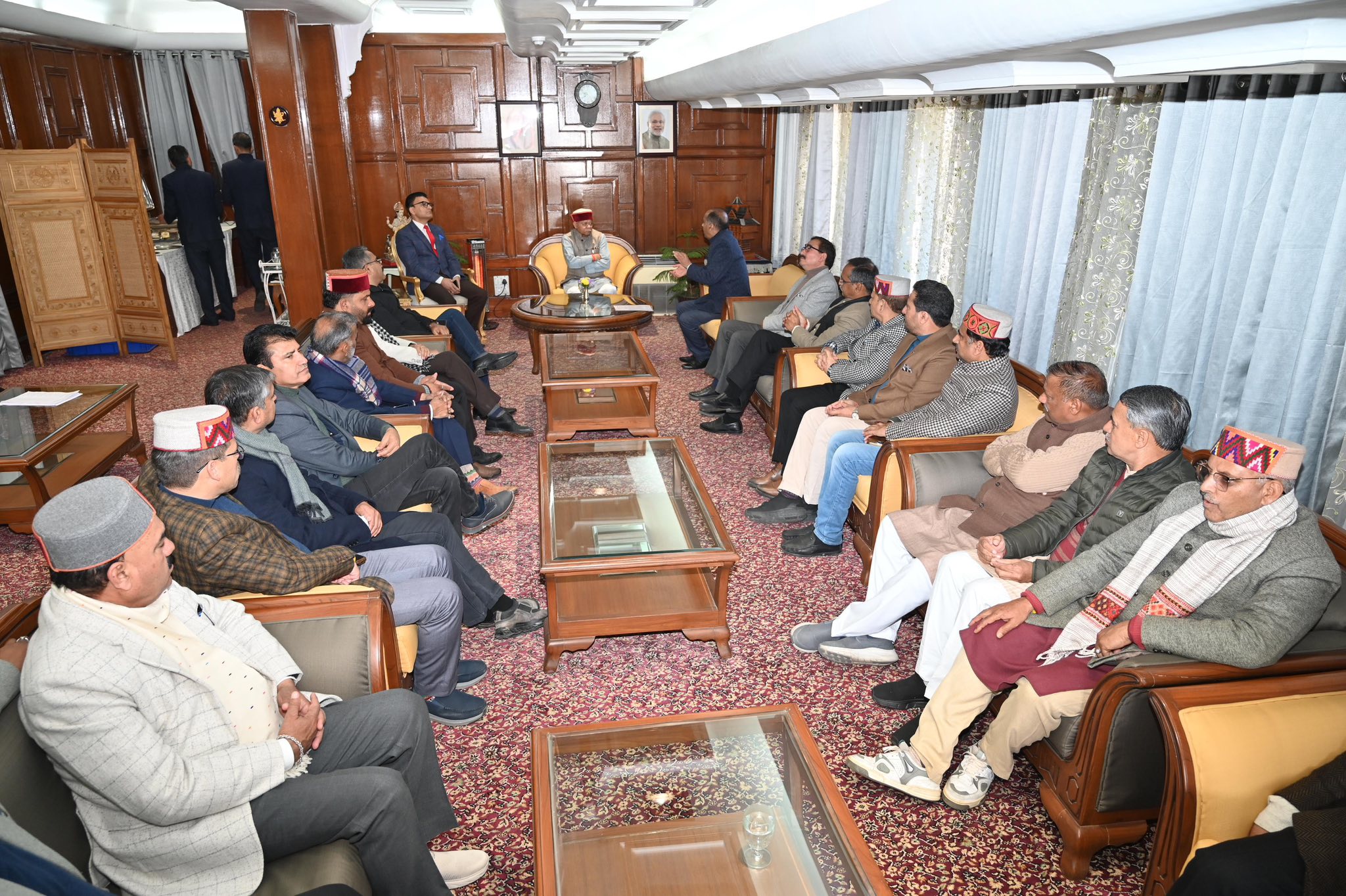 महामहिम राज्यपाल से बातचीत करता भाजपा विधायक दल