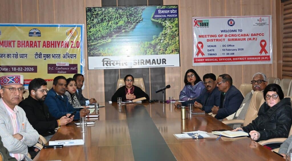 उपायुक्त कार्यालय के सभागार में एचआईवी तथा जिला क्षय रोग उन्मूलन समिति की बैठक की अध्यक्षता करते हुए