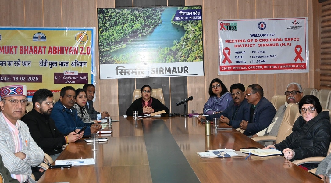 उपायुक्त कार्यालय के सभागार में एचआईवी तथा जिला क्षय रोग उन्मूलन समिति की बैठक की अध्यक्षता करते हुए