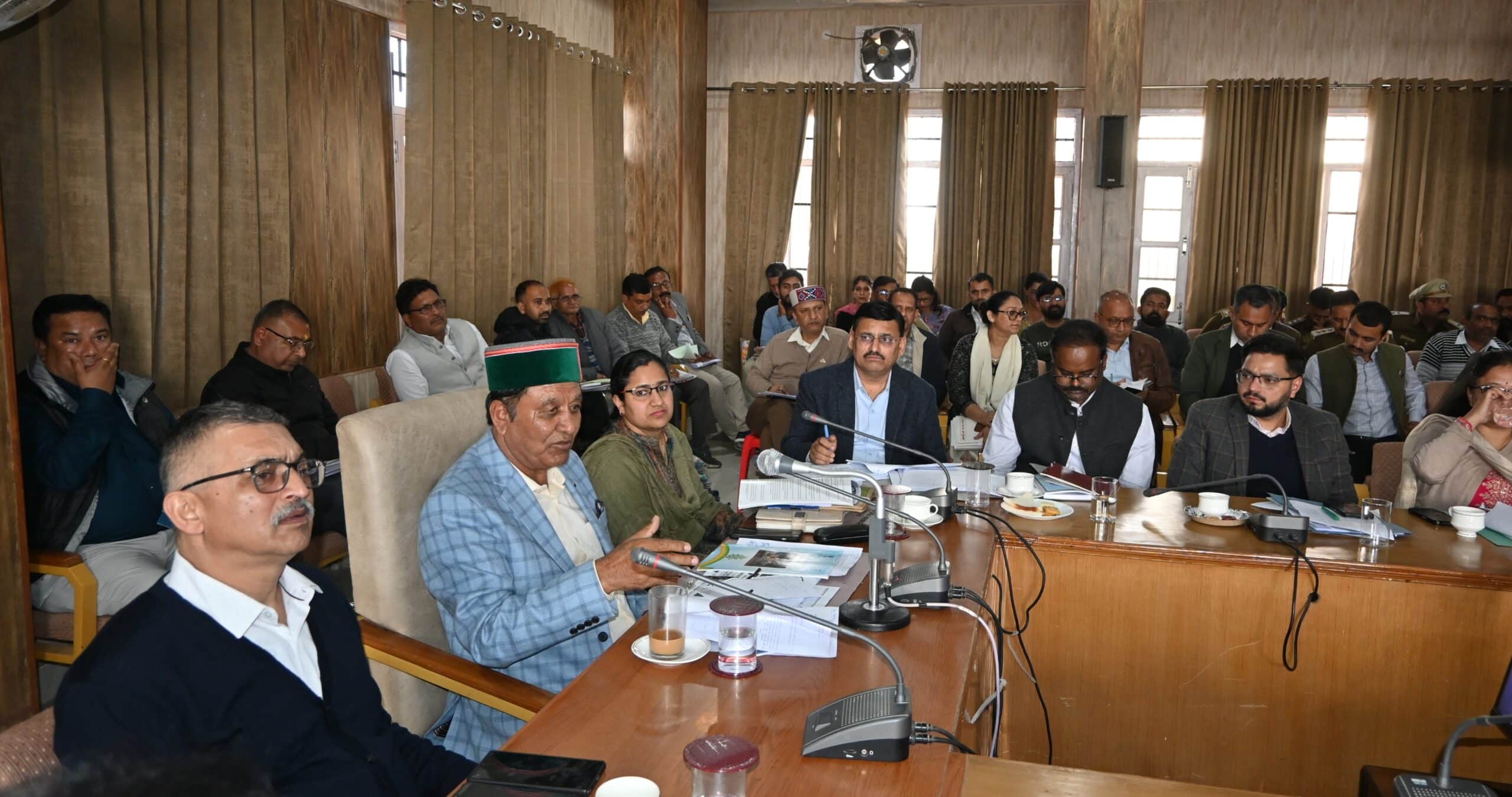 नाहन में वन अधिकार अधिनियम 2006 के क्रियान्वयन को गति प्रदान करने के लिए संबंधित अधिकारियों के साथ बैठक करते राजस्व, उद्यान, जनजातीय विकास एवं लोक शिकायत निवारण मंत्री जगत सिंह नेगी