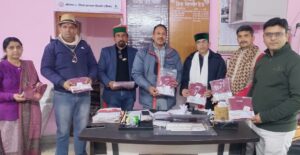 आंगनवाड़ी केंद्रों के बच्चों को सर्दियों से बचाव के लिए "नई सोच समूह" के सदस्य 100 ऊनी स्वेटर दीपक चौहान बाल विकास परियोजना अधिकारी को भेंट करते हुए