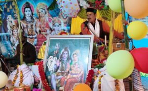 आचार्य पंडित मनीराम शर्मा व्यास पीठ से भक्तों को कथा श्रवण करवाते हुए