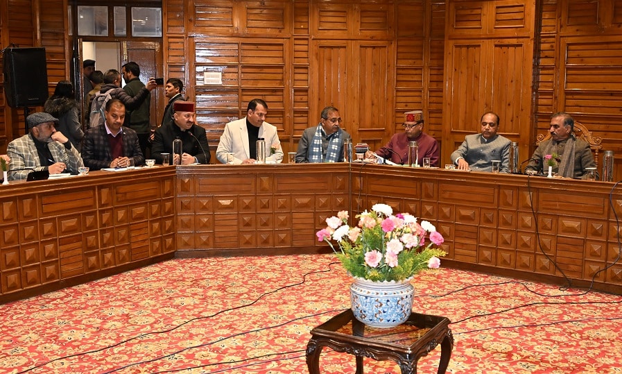 हिमाचल प्रदेश सरकार द्वारा राजस्व घाटा अनुदान (RDG) बंद होने के बाद उत्पन्न वित्तीय स्थिति पर चर्चा के लिए होटल पीटरहॉफ, शिमला में आयोजित सर्वदलीय बैठक में भारतीय जनता पार्टी के नेता