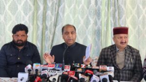 पत्रकार वार्ता करते नेता प्रतिपक्ष जयराम ठाकुर