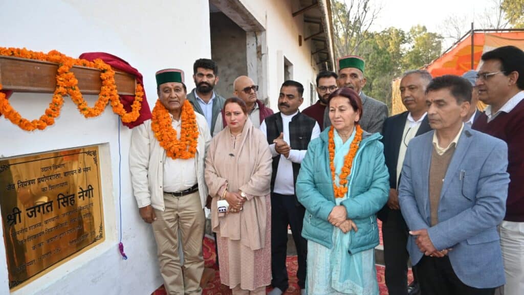 बागथन में 1 करोड़ 25 लाख से बनने वाले जैव नियंत्रण प्रयोगशाला का शिलान्यास करते राजस्व, बागवानी, जनजातीय विकास एवं लोक शिकायत निवारण मंत्री जगत सिंह नेगी