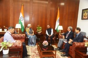 केंद्रीय वित्त मंत्री से भेंट कर बातचीत करते मुख्यमंत्री