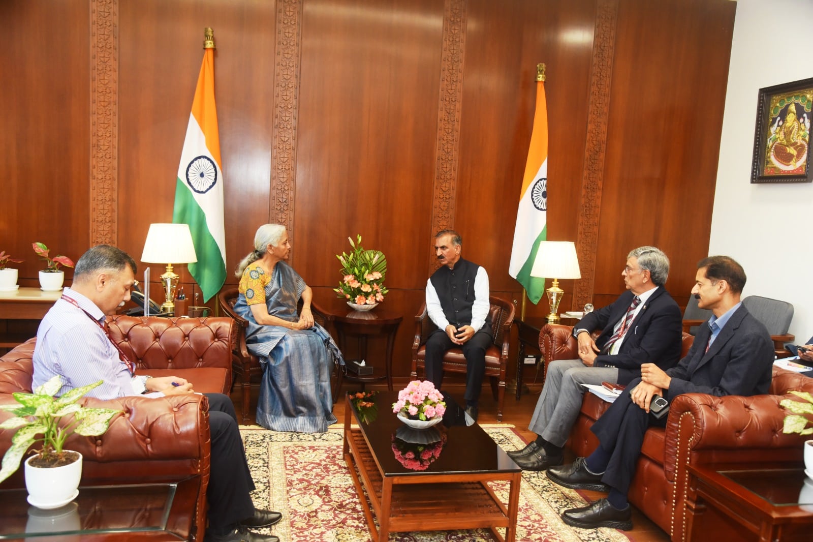 केंद्रीय वित्त मंत्री से भेंट कर बातचीत करते मुख्यमंत्री