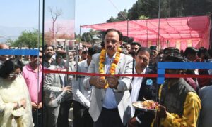 राजगढ़ में पैट्रोल पम्प का शुभारम्भ करते उद्योग मंत्री हर्षवर्धन चौहान