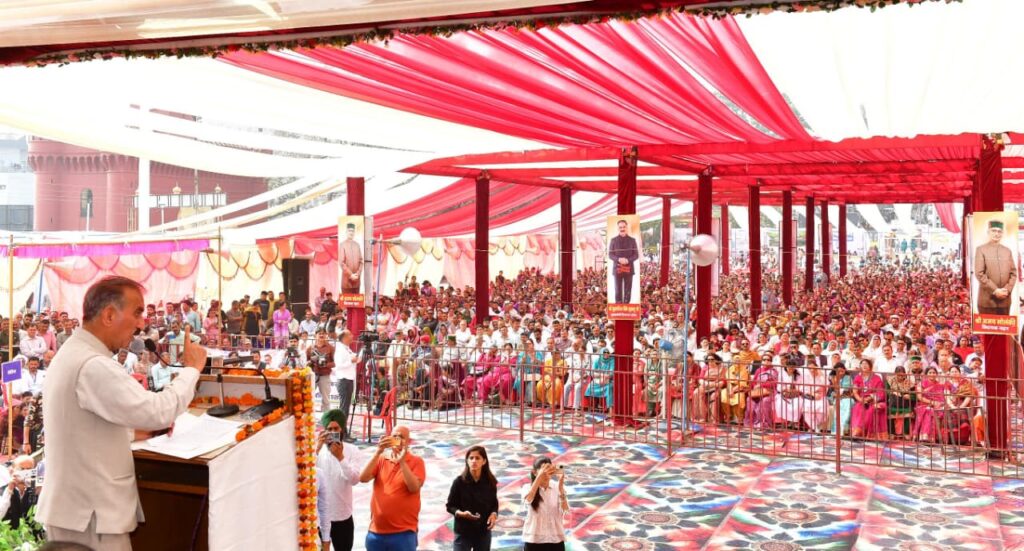 अंतर्राष्ट्रीय महिला दिवस के अवसर पर नाहन में जनसभा को संबोधित करते मुख्यमंत्री ठाकुर सुखविंदर सिंह सुखु