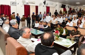 डॉक्टरों के साथ संवाद करते मुख्यमंत्री ठाकुर सुखविन्द्र सिंह सुक्खू