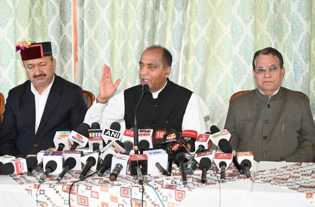 पत्रकारवार्ता करते पूर्व मुख्यमंत्री व् नेता प्रतिपक्ष जयराम ठाकुर