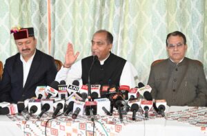 पत्रकारवार्ता करते पूर्व मुख्यमंत्री व् नेता प्रतिपक्ष जयराम ठाकुर