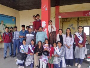 देवल टिक्करी रूट पर बस जाने से परेशान स्कूली बच्चे व् अन्य