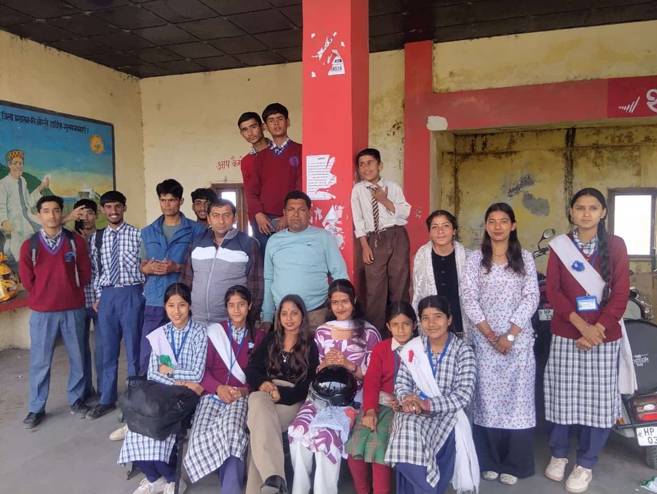 देवल टिक्करी रूट पर बस न जाने से परेशान स्कूली बच्चे व् अन्य