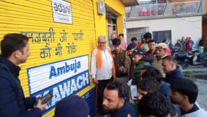 तालाब किनारे युवक की इस दुखद घटना पर उपस्थित पुलिस व् लोग