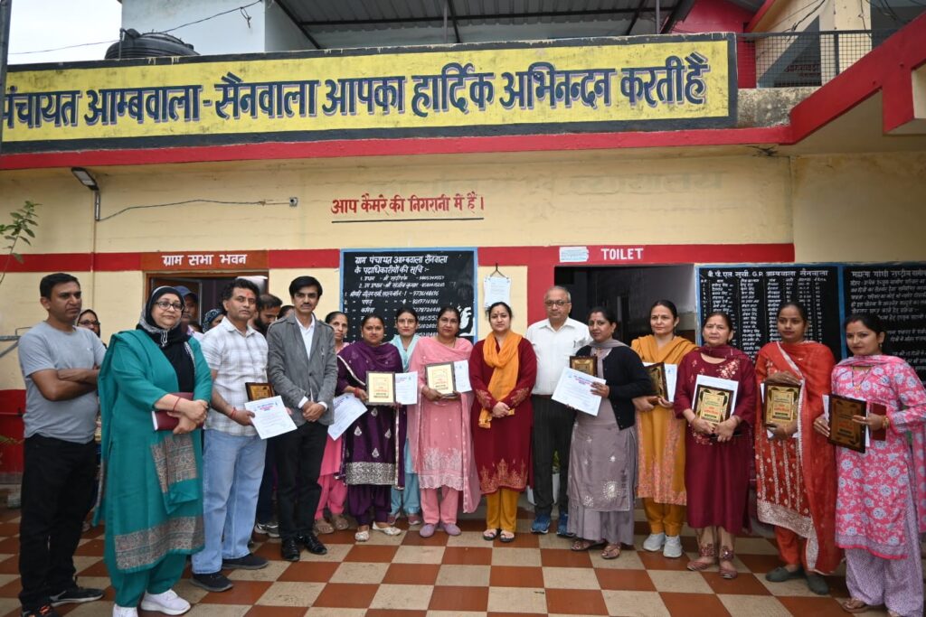 ग्राम पंचायत अम्बवाला-सैनवाला के ग्राम जल एवं स्वच्छता समिति के उत्कृष्ट कार्य करने वाले आठ सदस्यों को प्रशस्ति पत्र तथा स्मृति चिन्ह देकर सम्मानित करने के बाद सामूहिक फोटो में उपायुक्त सिरमौर प्रियंका वर्मा
