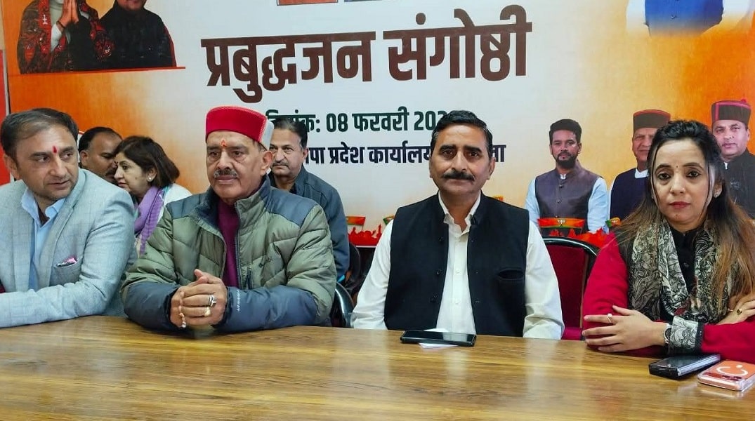 भाजपा के वरिष्ठ नेता गणेश दत्त, मंडलाध्यक्ष शिवानी, यशपाल तथा जिलाध्यक्ष केशव चौहान