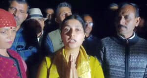 हाथ जोड़कर अपनी गलती स्वीकार करते हुए इशिता पुंडीर