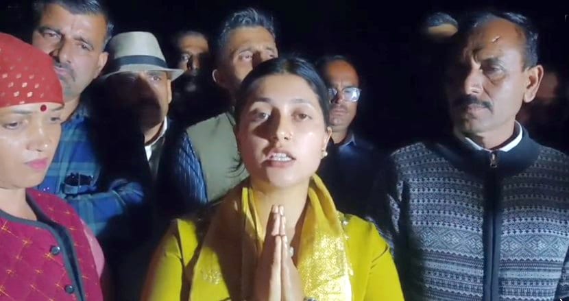 हाथ जोड़कर अपनी गलती स्वीकार करते हुए इशिता पुंडीर