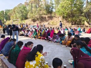 सिद्ध हनुमान मंदिर जोहाना में भंडारा ग्रहण करते भक्त