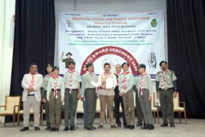 राजयपाल राज्य पुरुस्कार से विद्यार्थियों को सम्मानित करते लोक निर्माण मंत्री विक्रमा दित्य सिंह