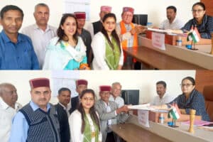 उपमंडल पच्छाद में जिला परिषद का नामांकन पत्र भरते हुए भाजपा समर्थित उम्मीदवार