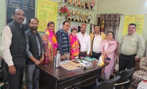 आरुषि को सम्मानित करते स्कुल के प्रिंसिपल व स्टाफ