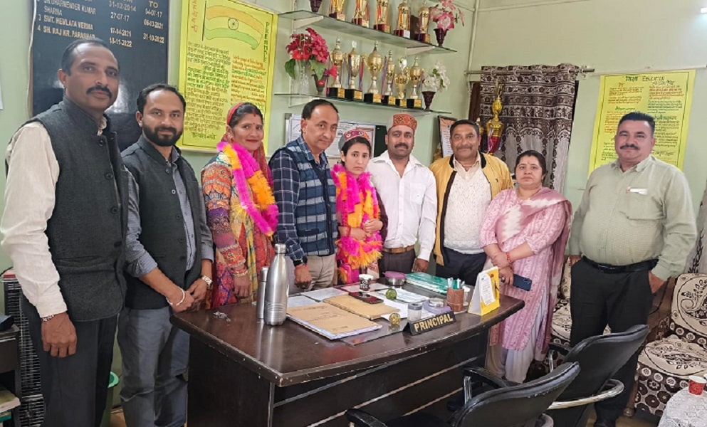 आरुषि को सम्मानित करते स्कुल के प्रिंसिपल व स्टाफ