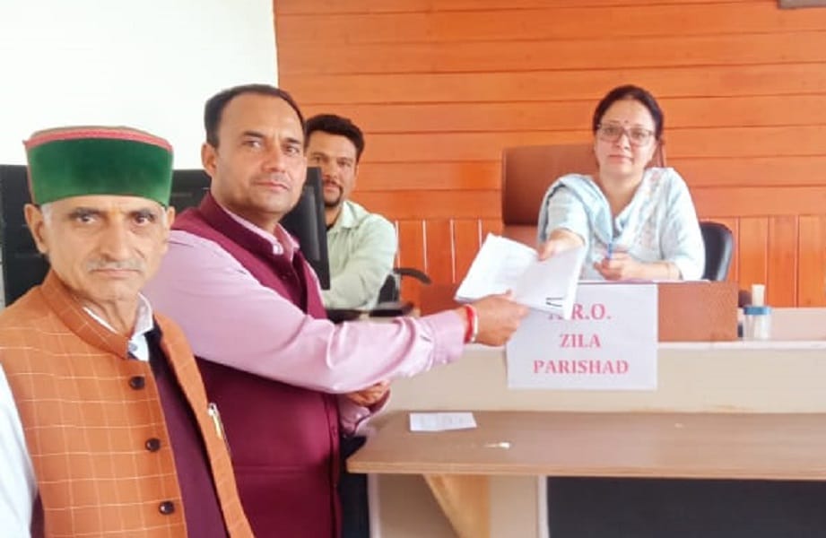 नामांकन पत्र दाखिल करते कांग्रेस कार्यकर्ता सतेंद्र नेहरू