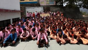 राजकीय वरिष्ठ माध्यमिक पाठशाला द्राबिल में विश्व पर्यावरण दिवस तथा मिशन शक्ति योजना पर जागरूकता कार्यक्रम में स्कूली छात्र छात्राएं