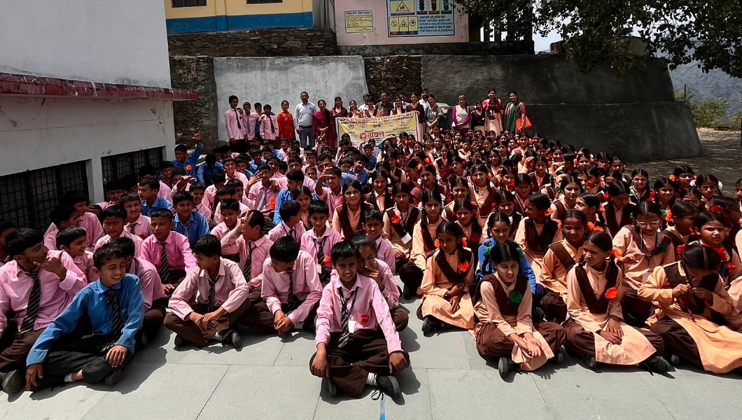 राजकीय वरिष्ठ माध्यमिक पाठशाला द्राबिल में विश्व पर्यावरण दिवस तथा मिशन शक्ति योजना पर जागरूकता कार्यक्रम में स्कूली छात्र छात्राएं