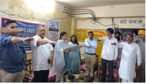 उपायुक्त सहित विभिन्न प्रशासनिक अधिकारियों ने पंचायत प्रतिनिधियों एवं उपस्थित नागरिकों को नशामुक्त समाज के निर्माण की शपथ भी दिलाई