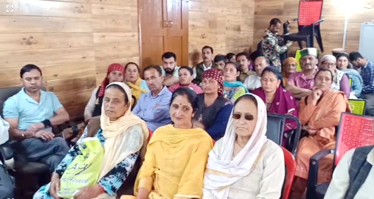 जागरूकता शिविर में पांच दर्जन से अधिक भाग लेते किसान