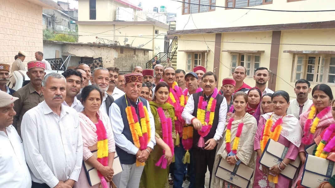 पच्छाद बीडीसी के नव नियुक्त भाजपा के अध्यक्ष व् उपाध्यक्ष के साथ सांसद व् विधायक तथा अन्य