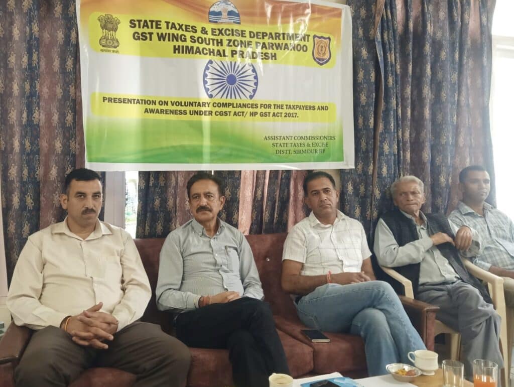 राजगढ़ में आयोजित शिविर में राज्य कर एवं आबकारी विभाग के सहायक आयुक्त अविनाश चौहान व व्यापार मंडल के पदाधिकारी