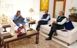 पंजाब के राज्यपाल एवं चंडीगढ़ के प्रशासक गुलाब चंद कटारिया से शिष्टाचार भेंट करते मुख्यमंत्री ठाकुर सुखविन्द्र सिंह सुक्खू