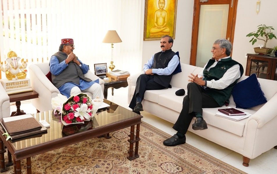 पंजाब के राज्यपाल एवं चंडीगढ़ के प्रशासक गुलाब चंद कटारिया से शिष्टाचार भेंट करते मुख्यमंत्री ठाकुर सुखविन्द्र सिंह सुक्खू