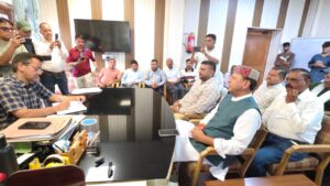 भाजपा प्रदेश अध्यक्ष डॉ. राजीव बिंदल को गिरिनगर रोड से पॉलिटेक्निक तक बनने वाली सड़क के निर्माण कार्य में भारी अनियमितताओं और जनता को हो रही परेशानियों से अवगत कराता प्रतिनिधि मंडल