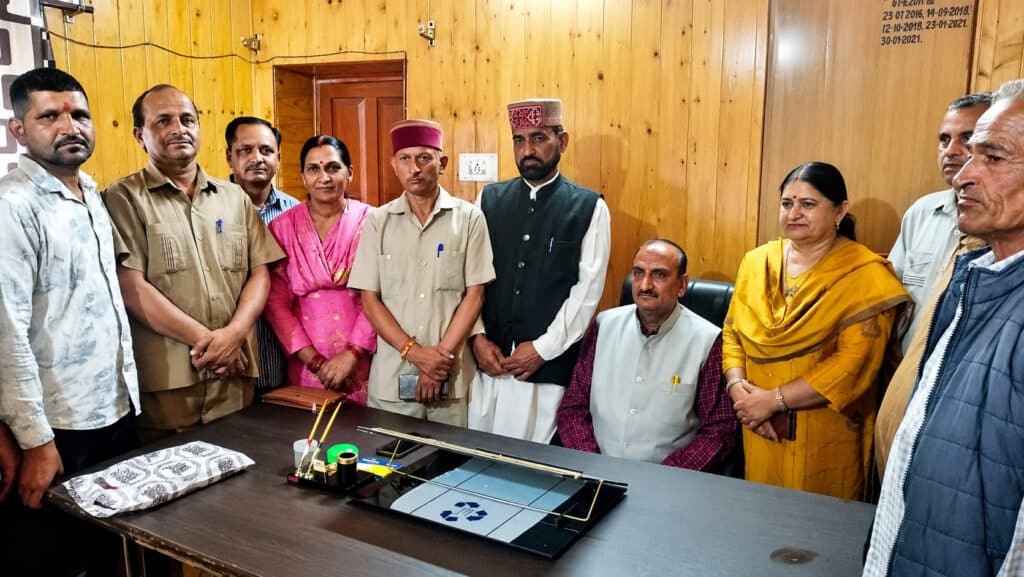 बीडीसी अध्यक्ष का पदभार ग्रहण करते भाजपा के प्रकाश भाटिया व् अन्य