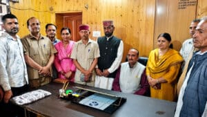 बीडीसी अध्यक्ष का पदभार ग्रहण करते भाजपा के प्रकाश भाटिया व् अन्य