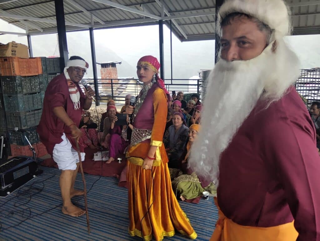 नुक्कड़ नाटक के माध्यम से लोगों को जानकारी देते सूचना एवं जन सम्पर्क विभाग के कलाकार