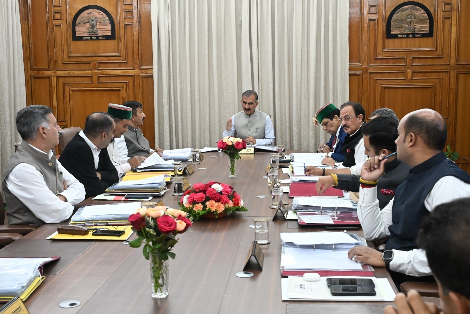 केबिनेट मीटिंग की अध्यक्षता करते मुख्यमंत्री