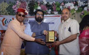 प्रैस क्लब राजगढ के सचिव गोपाल दत्कोत शर्मा शान ए हिमाचल सम्मान प्राप्त करते हुए