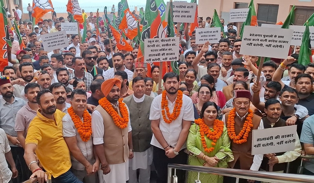 नाहन की सड़कों पर उमड़ा युवाओं का आक्रोश