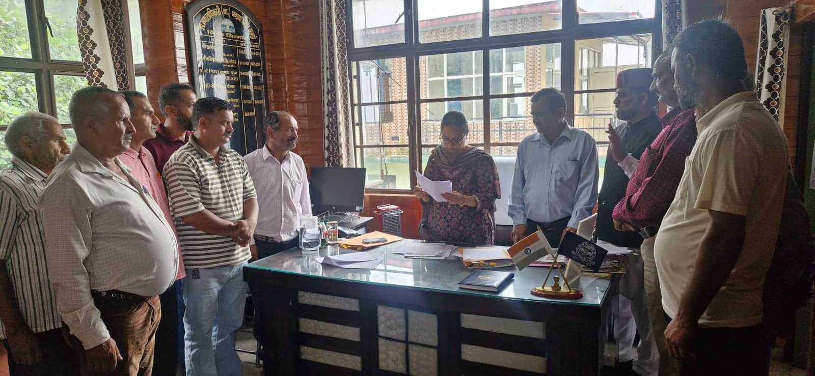पूर्व पंचायत प्रधान एवं पूर्व पंचायत समिति अध्यक्ष सुरेंद्र नेहरू के नेतृत्व में पंचायत का एक प्रतिनिधिमंडल उपमंडल अधिकारी (एसडीएम) पच्छाद डॉ. प्रियंका चंद्रा से मिलता हुआ