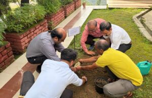 उपमंडल पच्छाद परिसर में पौधारोपण करते डॉ. अभिषेक जैन