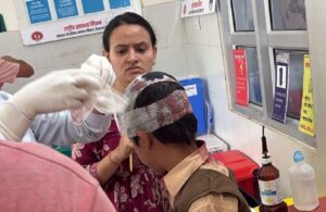 नाहन मेडिकल कॉलेज में घायल छात्रा का उपचार करते