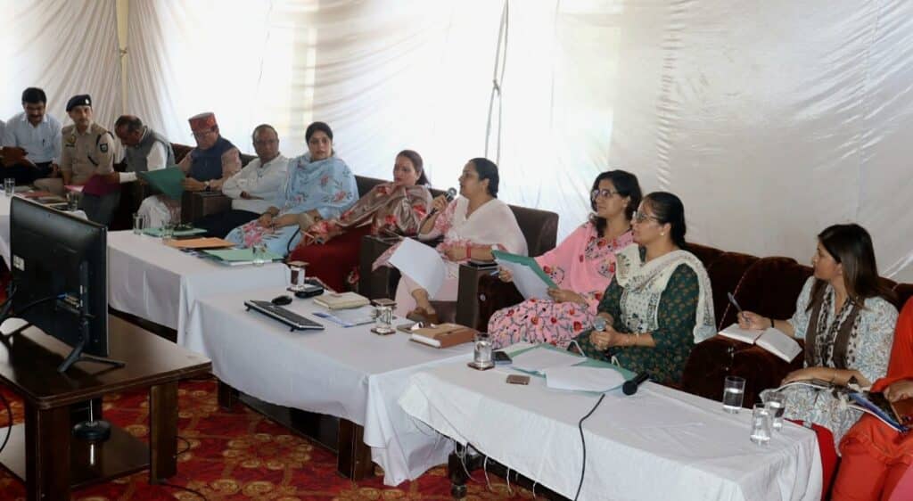 बैठक की अध्यक्षता करती उपायुक्त एवं राज्यस्तरीय वामन द्वादशी मेला की अध्यक्ष प्रियंका वर्मा