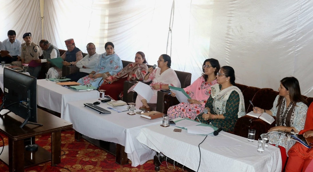 बैठक की अध्यक्षता करती उपायुक्त एवं राज्यस्तरीय वामन द्वादशी मेला की अध्यक्ष प्रियंका वर्मा