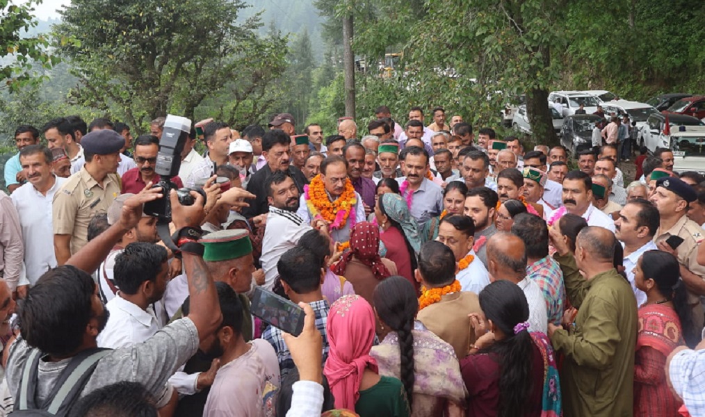 उद्योग, संसदीय मामले एवं श्रम रोजगार मंत्री हर्षवर्धन चौहान ने शिलाई विधानसभा क्षेत्र के प्रवास कार्यक्रम के दौरान